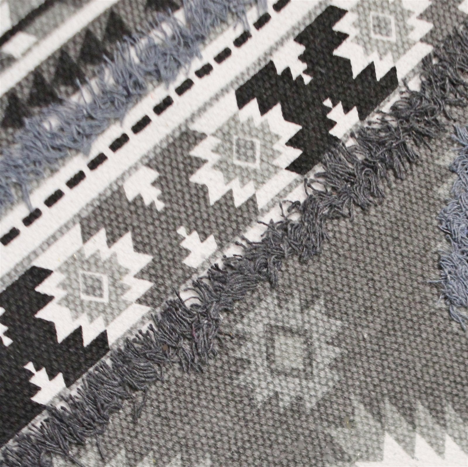 Large Grey Patterned & Tufted Rug, 70x140cm